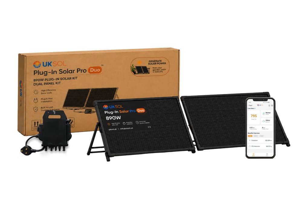 SocketPower Plug-In Solar Pro Duo 890W dual panel kit: the retail box, two all-black 445W panels on foldaway ground mounts, the 800W smart microinverter with its plug lead, and a phone showing the live monitoring app