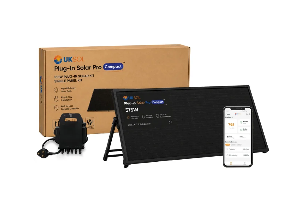 SocketPower Plug-In Solar Pro Compact 515W kit: the retail box, one all-black 515W panel on its hybrid ground/wall mounting system, the 800W smart microinverter with its plug lead, and a phone showing the live monitoring app